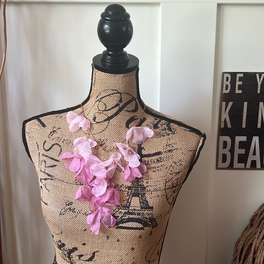 Pretty Delicate Shades Of Pink Floral Necklace W/Gold Tone Chain